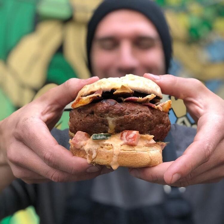 La súper hamburguesas que prepara en su parrilla (Instagram)