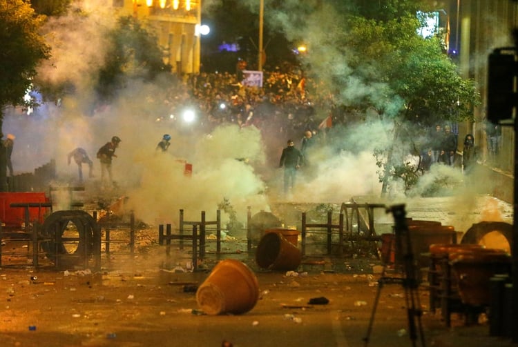 Los gases lanzados por la Policía bloquean una calle en Beirut (REUTERS/Mohamed Azakir)