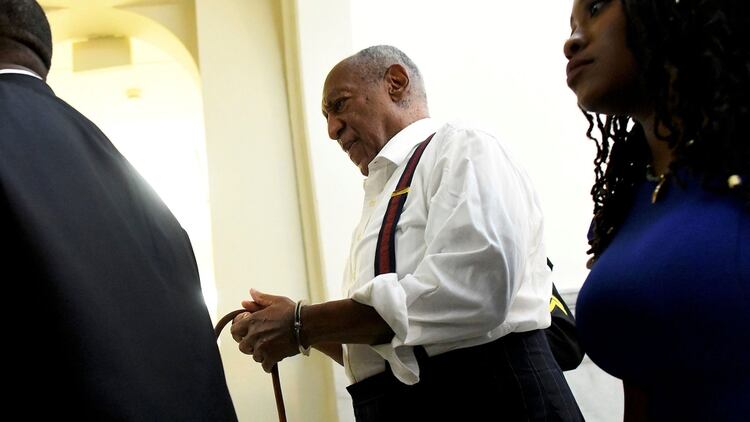 Bill Cosby salió esposado de una corte de Pensilvania tras escuchar la condena a prisión (Reuters)