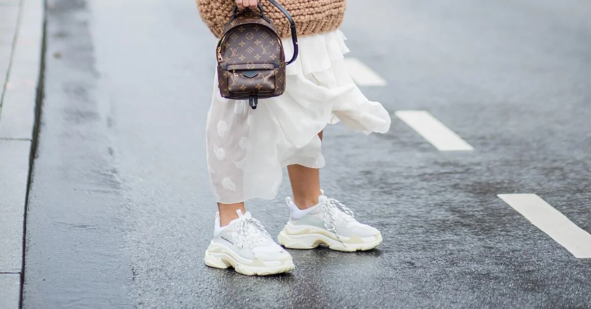 Zapatillas la tendencia que implica un a la anti- moda de los años 90 - Infobae