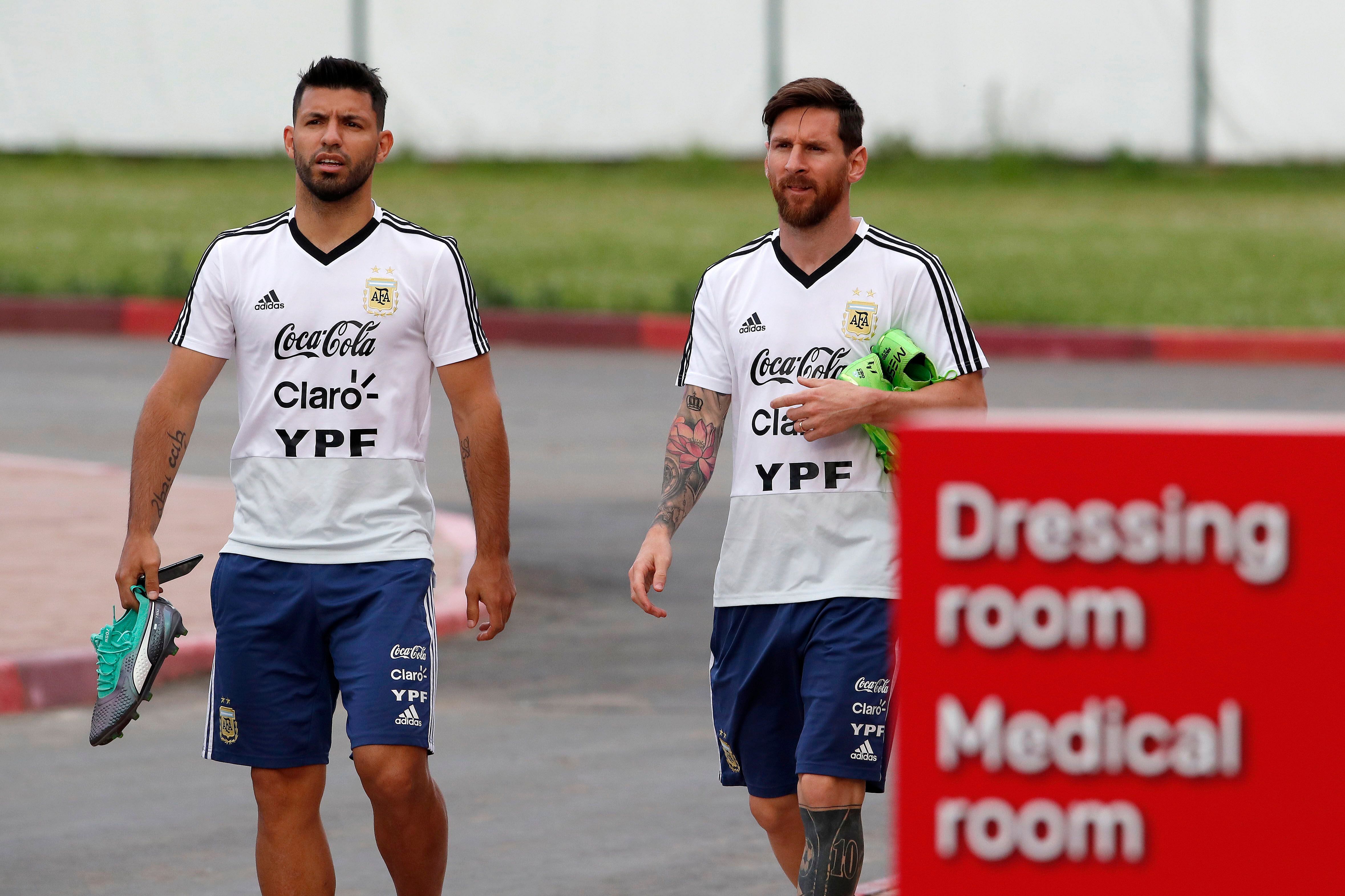 Leo Messi y Sergio Agüero (EFE/ Alberto Estévez)
