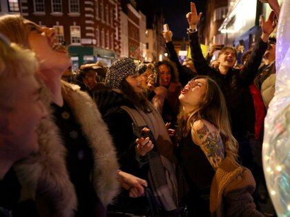 El Gobierno habilitó la actividad nocturna, ante el aumento de fiestas clandestinas (REUTERS/Henry Nicholls)