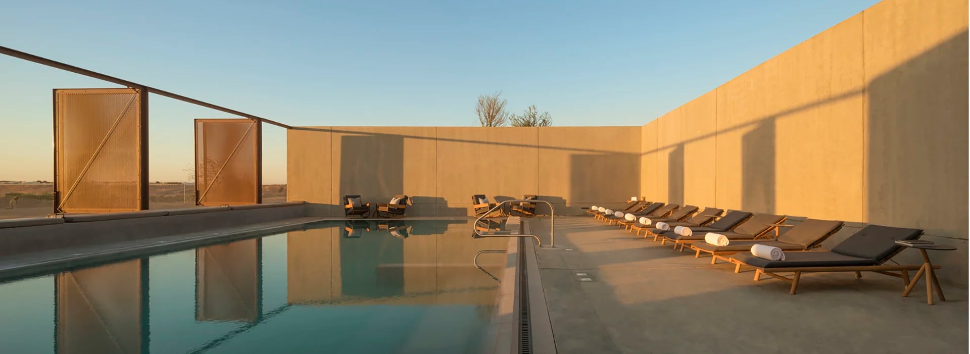 El refugio que se afinca en medio del desierto cuenta con una piscina común al aire libre (Fernando Guerra)