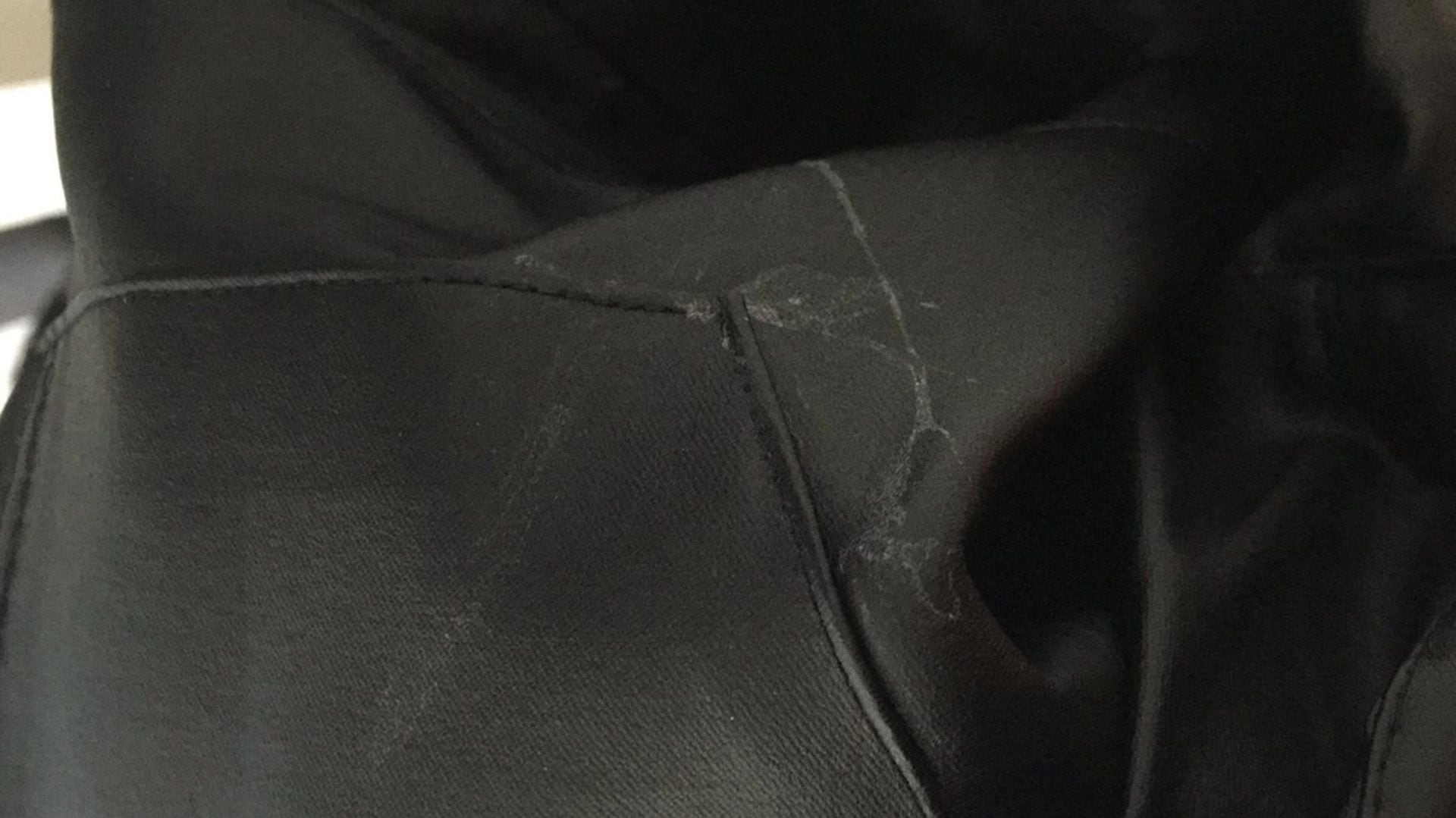 El pantalón de Antonella con la mancha del semen que le dejaron en el tren