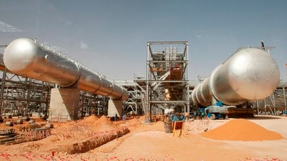 Imagen de las instalaciones de una fábrica de aceite en el desierto a 160 km de Riad (Arabia Saudí).  EFE / Ali Haider / Archivo