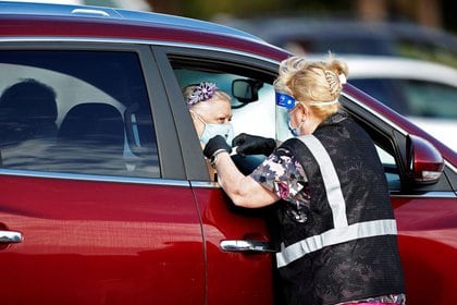 Una funcionaria del Departamento de Salud de Florida se prepara para administrar una vacuna contra el COVID-19 en el estacionamiento del Gulf View Square Mall, en New Port Richey, Florida, EEUU. Diciembre 31, 2020.  REUTERS/Octavio Jones