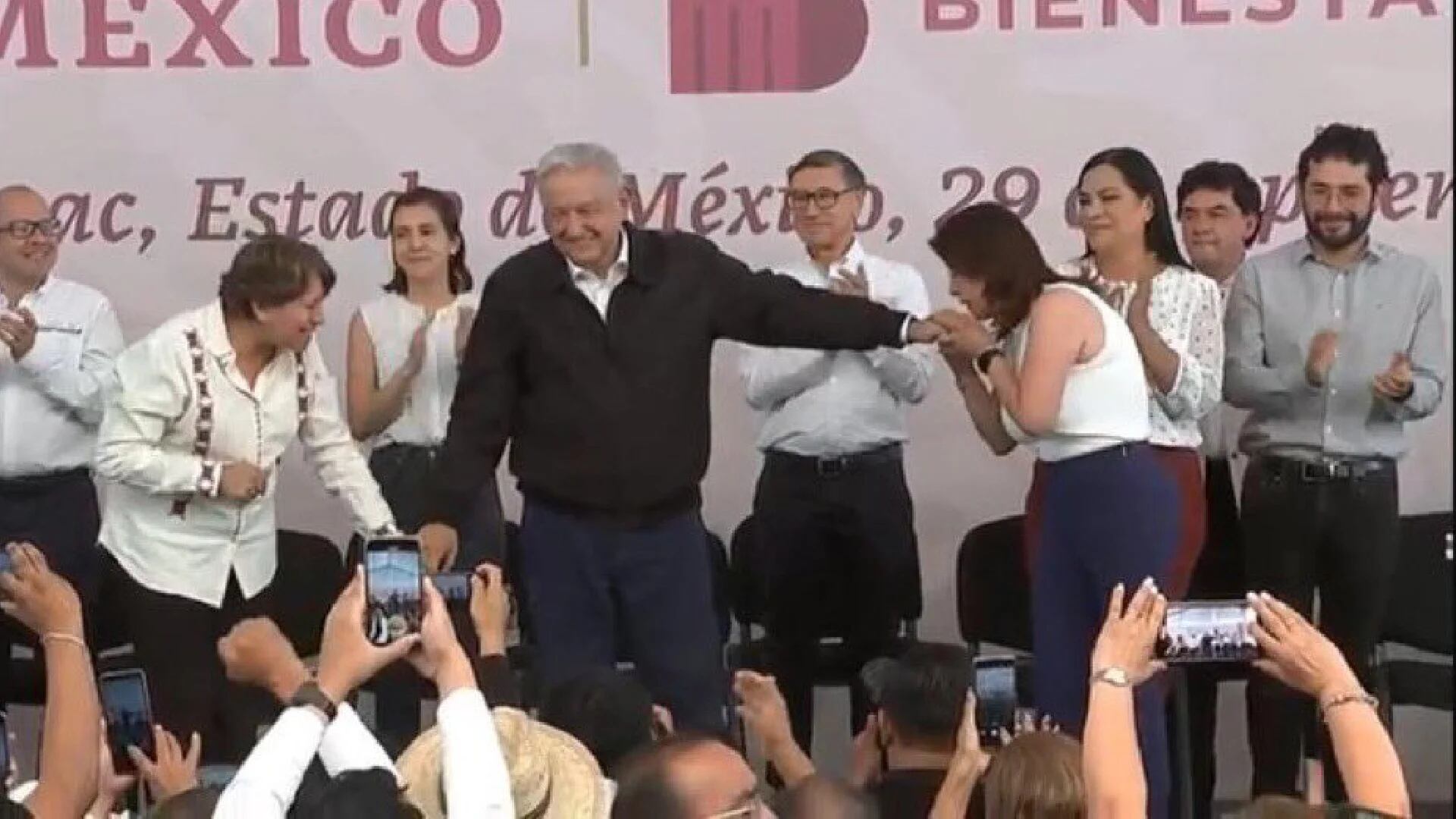 Tundieron a la alcaldesa de Tecámac por besar la mano de AMLO: “Como si fuera un gran feudal”
