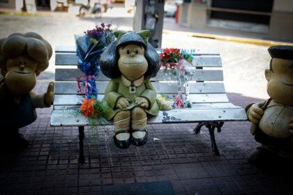Vista hoy de las flores que dejan admiradores en la estatua de Mafalda tras el fallecimiento de su creador Quino (EFE/JUAN IGNACIO RONCORONI)

