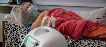 Una mujer de 58 años necesita oxigeno tras haber contraído el COVID-19 en Ucrania (Foto: Unicef)