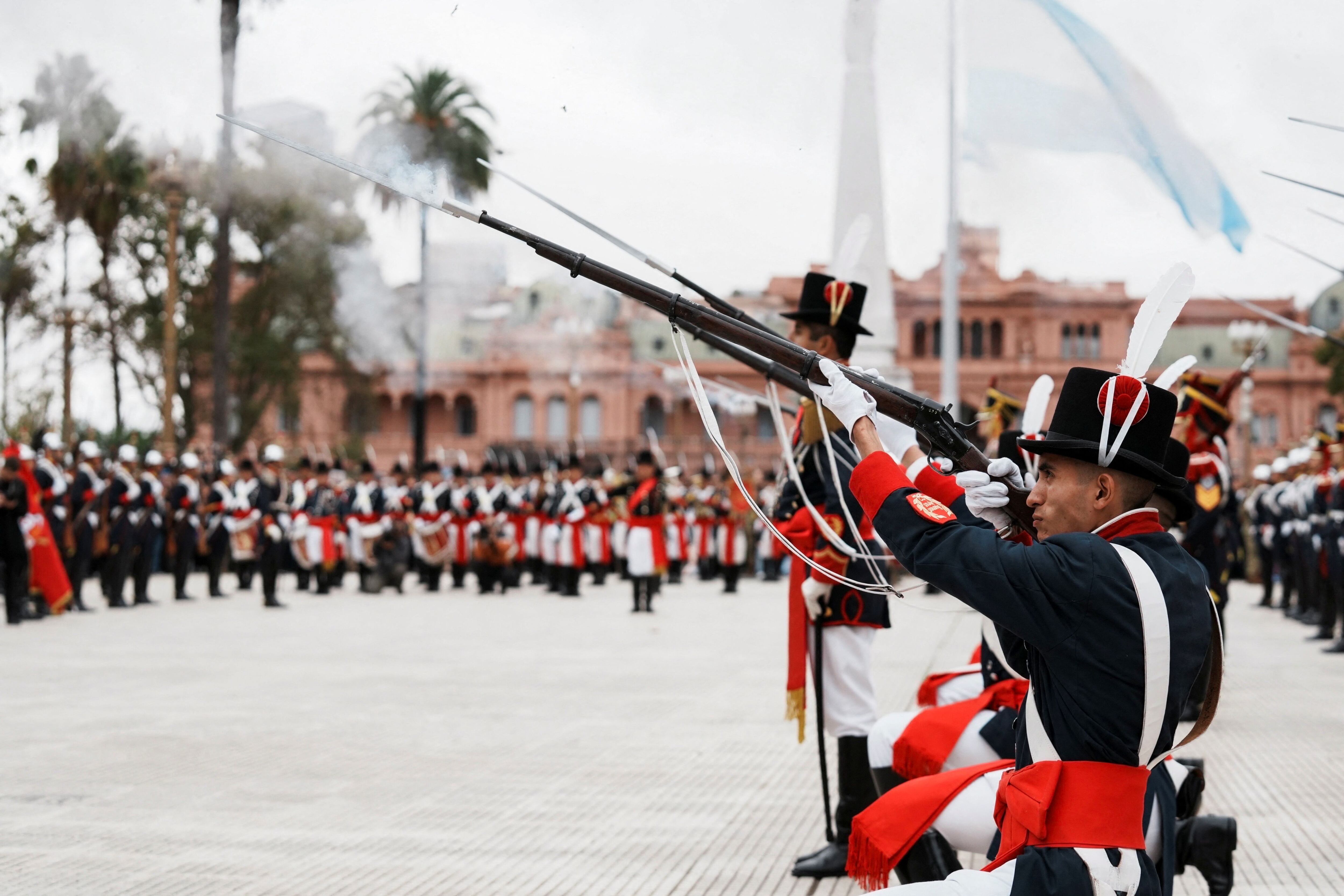 El cambio de guardia simultáneo de los tres regimientos históricos en Plaza de Mayo   