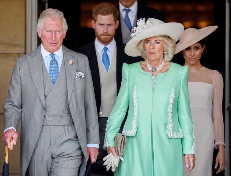 El príncipe Carlos con su esposa Camilla, duquesa de Cornwall; detrás, el príncipe Harry con su esposa Meghan (Tim Rooke/Shutterstock)