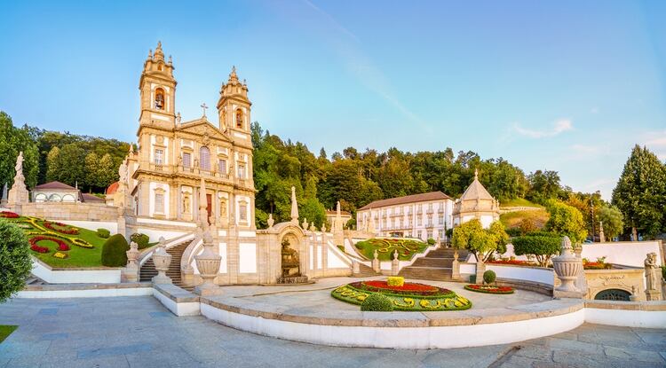 En Portugal, el santuario recrea un monte sagrado que culmina con una pintoresca iglesia de estilo gótico (Shutterstock)