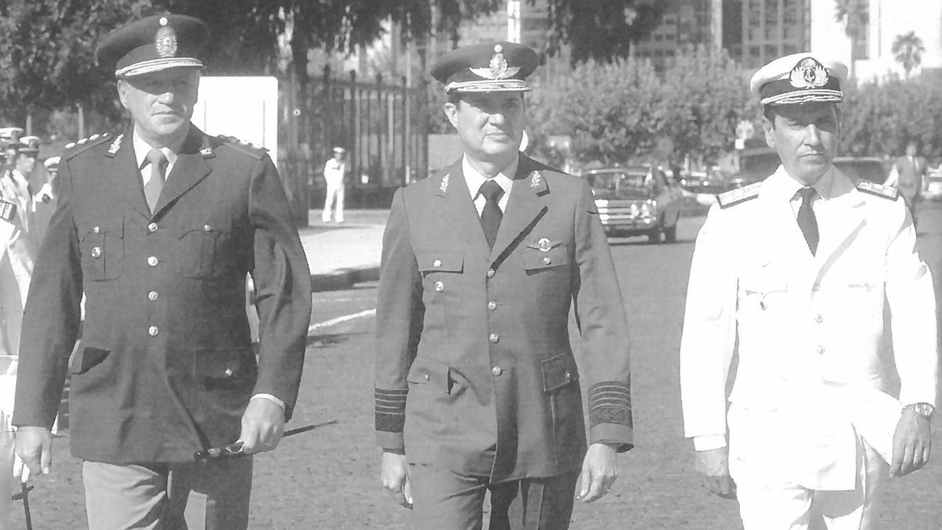 La junta militar de la dictadura durante la guerra de Malvinas: Leopoldo Fortunato Galtieri, Basiolio Lami Dozo y Jorge Isaac Anaya