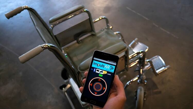 Mediante un dispositivo y una aplicación es que se puede automatizar cualquier silla convencional 