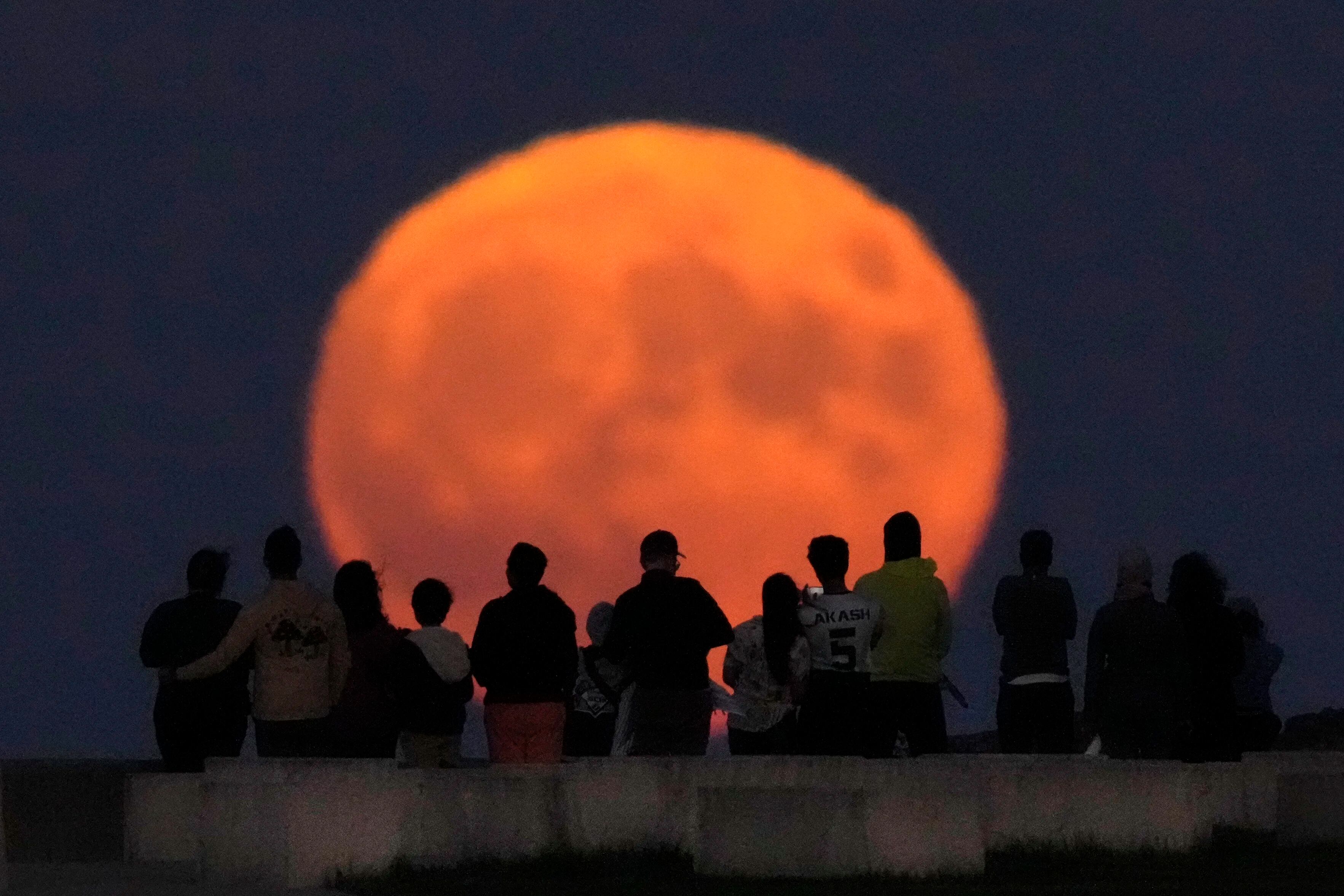 El 28 y 29 de septiembre los colombianos serán testigos de otro fenómeno en el cielo: la luna llena conocida como luna de cosecha o luna del maíz - crédito AP Foto / Charles Rex Arbogast