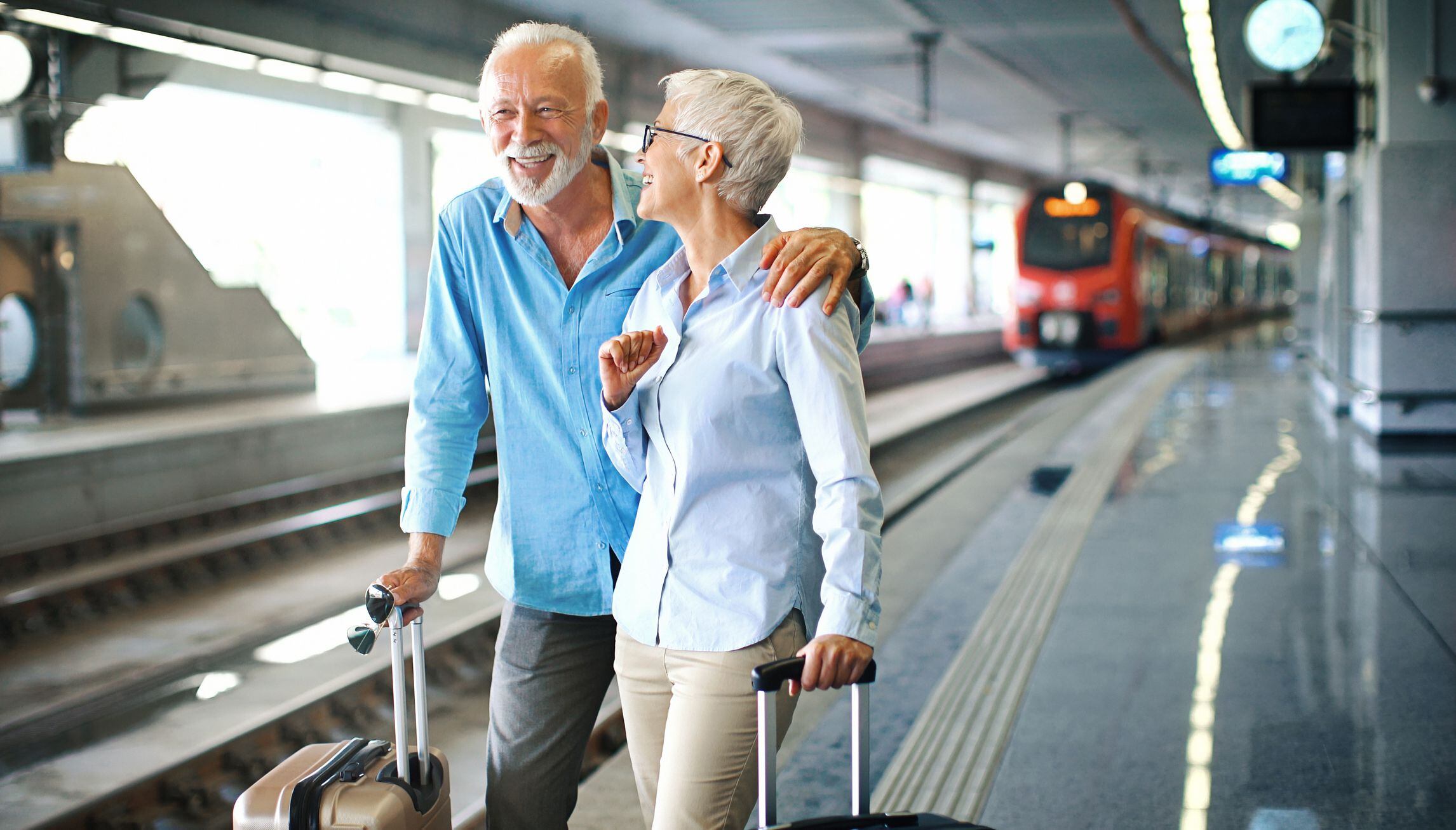 Una pareja de jubilados llega a la estación tras un viaje en tren. (Getty)