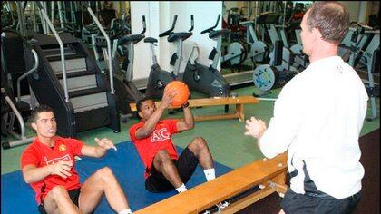 Mick Clegg entrenando a Cristiano Ronaldo y Patrice Evra en el Manchester United (@mick_clegg)