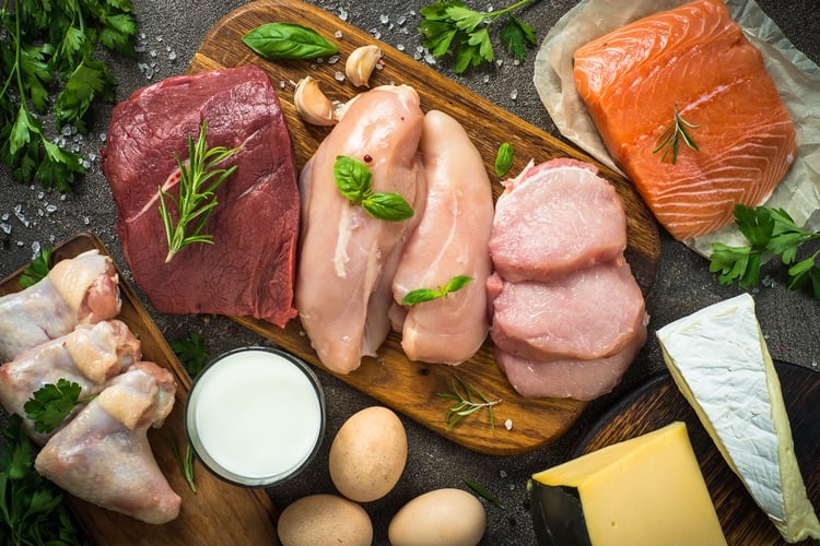 Los cortes grasos de carne y productos lácteos con alto contenido de grasa, como la mantequilla y el queso, pueden interrumpir su sueño, especialmente si se consume en exceso o durante las tres horas antes de acostarse (Shutterstock)