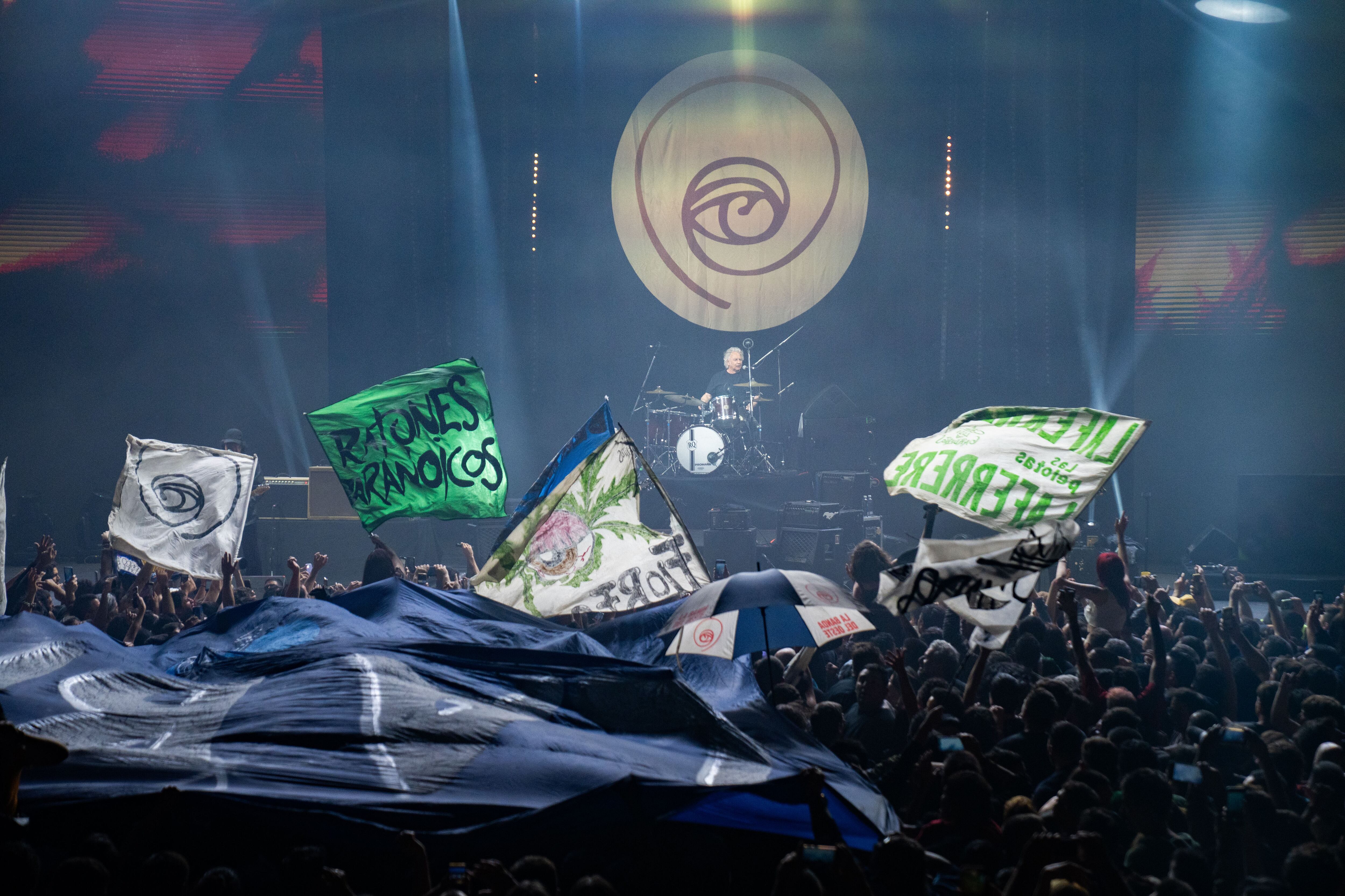 Los trapos, las sombrillas y las banderas de palo, liturgia rockera que aun resiste en los shows de Juanse y Ratones Paranoicos (Fotos: Gentileza Prensa)