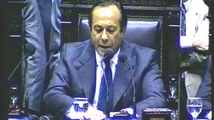 El gobierno promete no repetir la imagen del 2001, cuando el presidente interino Adolfo Rodriguez Saa declaró el default ante los aplausos de toda la asamblea legislativa