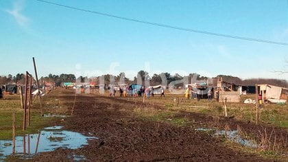 La Cámara de Apelaciones de La Plata ordenó el desalojo de las 100 hectáreas de tierras en Guernica. El fallo establece que se podrá “recurrir al auxilio de la fuerza pública”, aunque exige expresamente “el mayor cuidado de la integridad de las personas que ocupen el predio y de los bienes que allí se hallaren, debiendo acudir al uso de la fuerza en caso en que resulte indispensable y en la menor medida posible”.