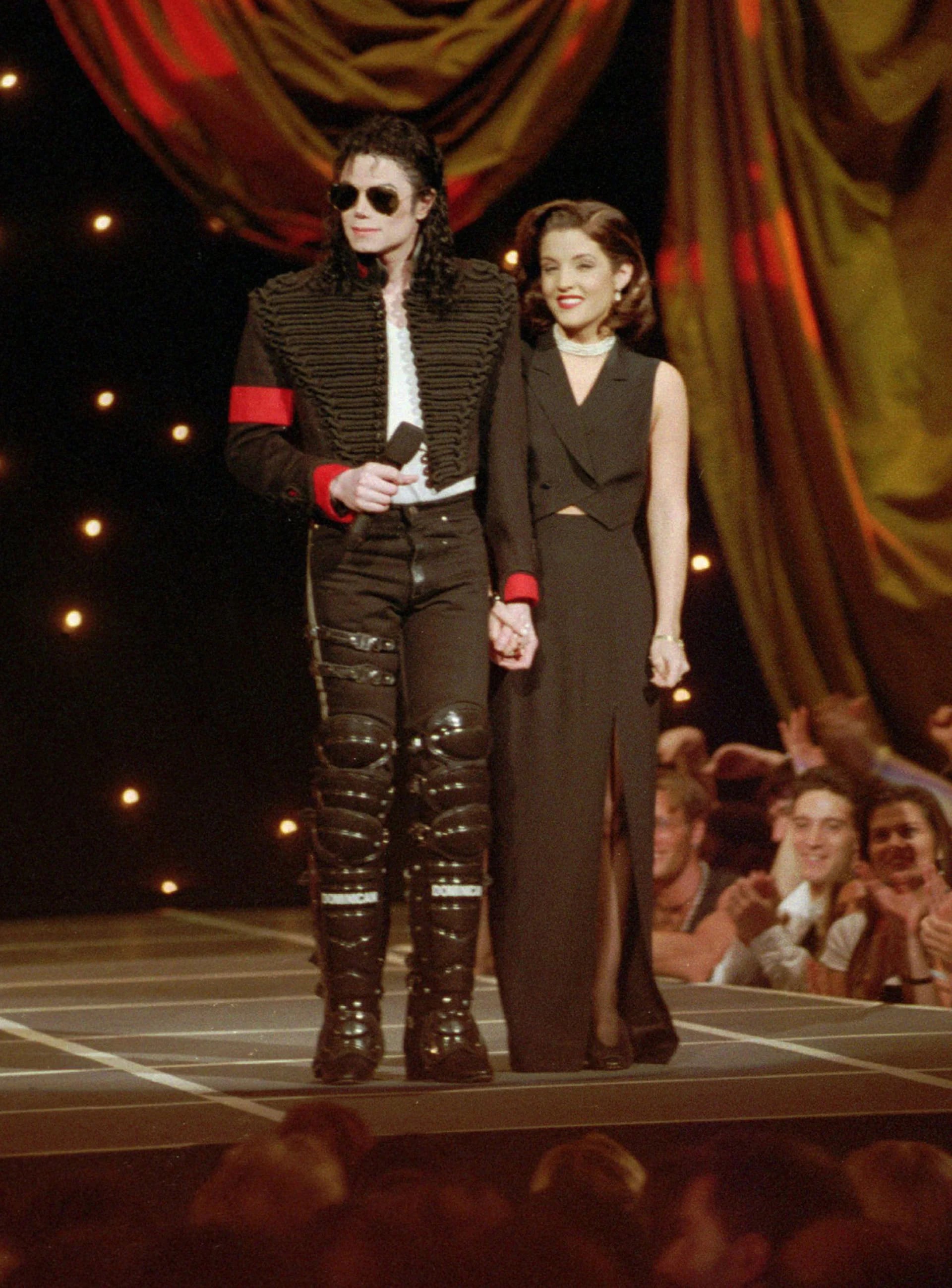 Michael Jackson y Lisa Marie Presley ante los aplausos de la audicienicia luego de salir a escena en la 11° entrega de los MTV Video Music Awards en el City Music Hall de Nueva York (Septiembre de 1984)