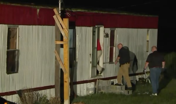Investigadores de la policía del Condado de Limestone, en Alabama, entran a la casa del poblado de Lester donde ocurrió el crimen