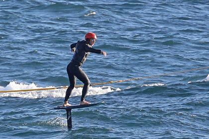 Mark Zuckerberg practicó deportes acuáticos. El empresario estuvo acompañado por el socorrista del condado y campeón de paddle-boarding Mariko Strickland Lum, quien lo asistió y le enseñó algunas tácticas para mantener el equilibrio arriba de la tabla sobre el agua
