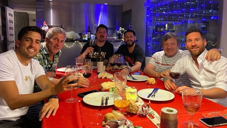 La familia Messi de festejo por la llegada del año nuevo (@rodrigo.messi10)