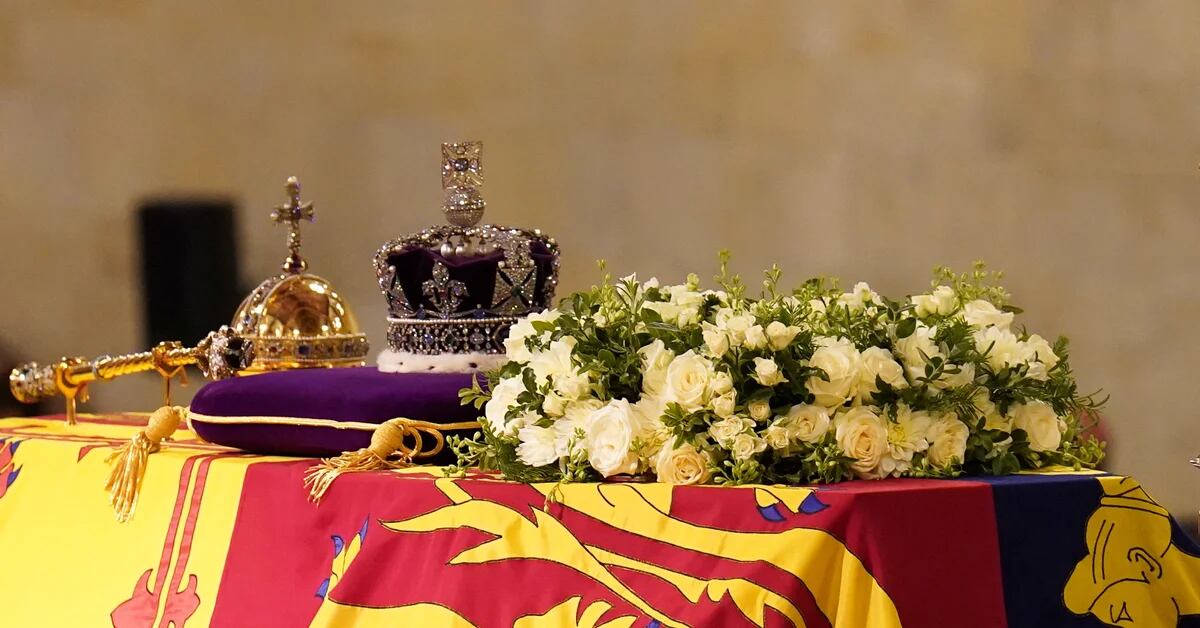 Dies ist der schockierende Moment, als ein Mann im Palace of Westminster auf den Sarg von Elizabeth II. sprang.