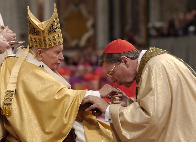 Pell, durante su nombramiento como cardenal, besa la mano de Juan Pablo II (Reuters)