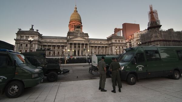 El Congreso Nacional permanece vallado por la Gendarmería (Foto: Carlos Brigo)