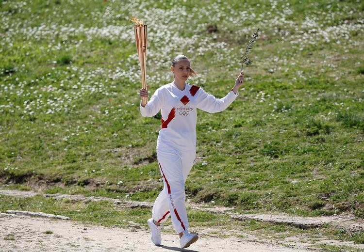 Anna Korakaki, campeona olímpica para Grecia en Río 2016, recibió la llama olímpica (REUTERS/Costas Baltas)