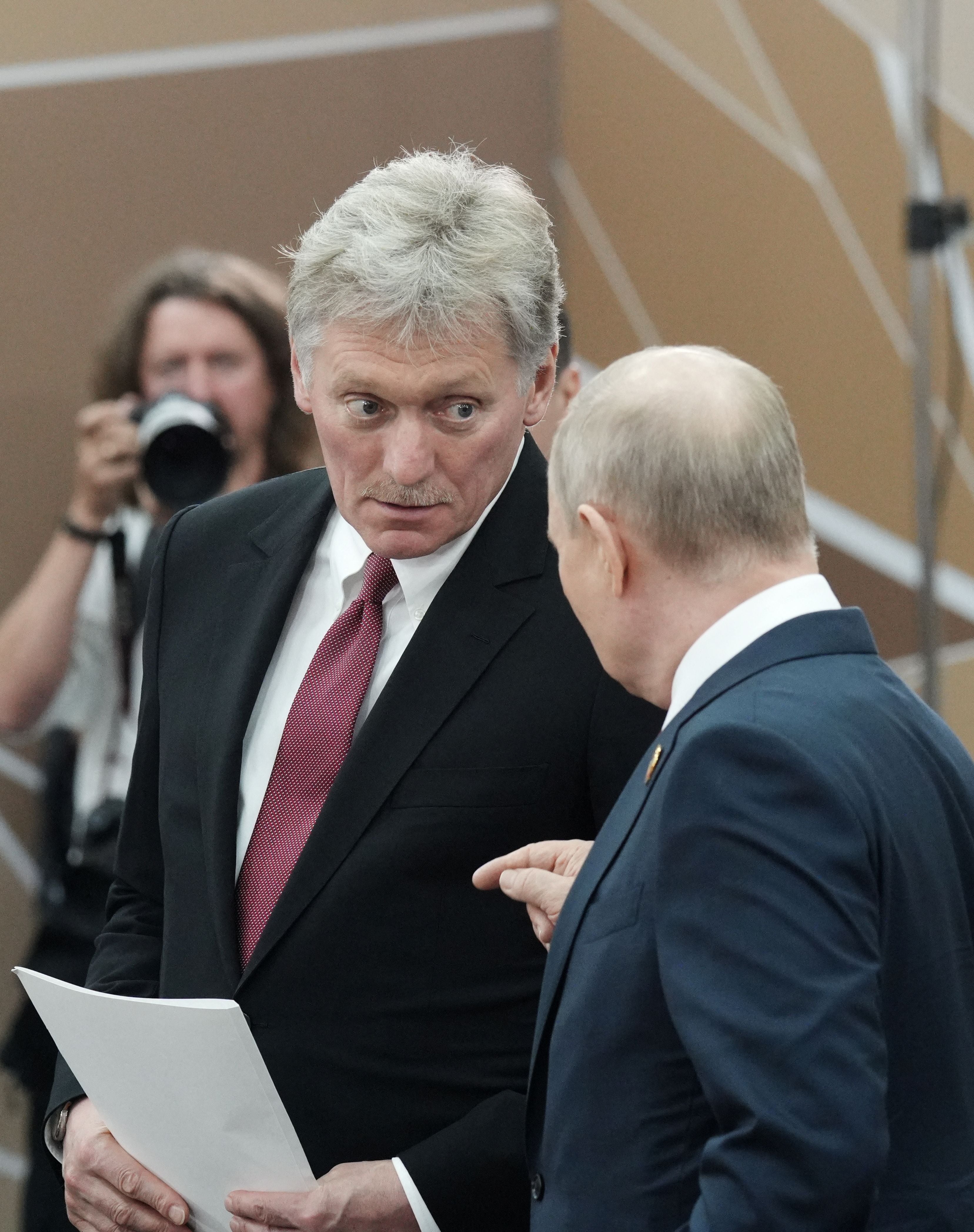 Putin y Peskov durante la cumbre ruso-africana a finales de julio (Sputnik/Alexei Danichev/REUTERS)