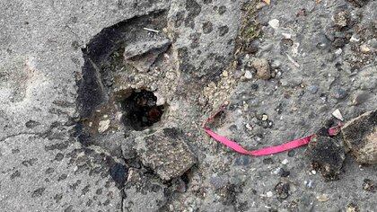 El patrón distintivo de una submunición de doble propósito M095 impacta en el suelo junto con su cinta de color rosa en Stepanakert © 2020 Human Rights Watch.