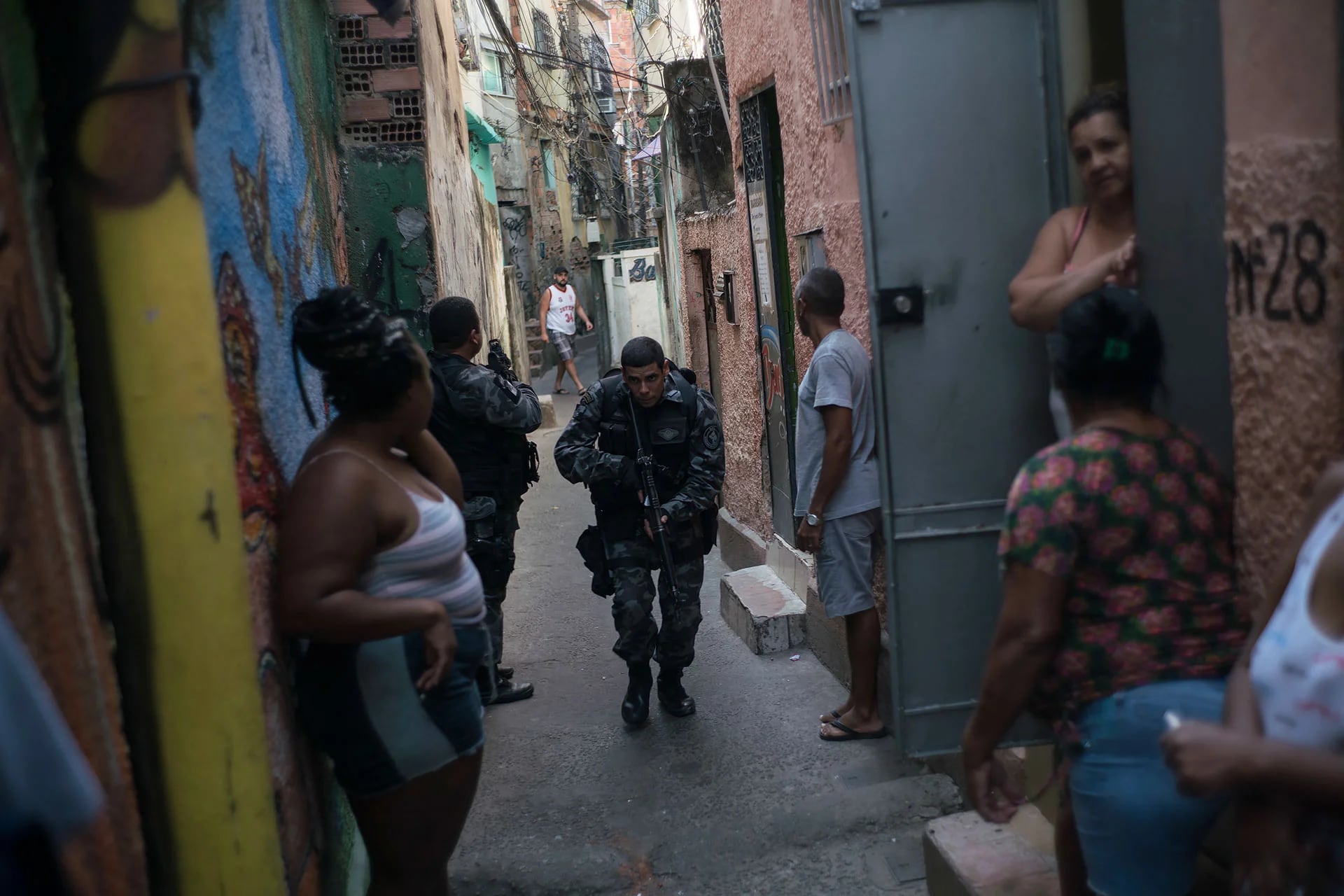 Brasil lleva adelante un programa de pacificación en las favelas de Río de Janeiro. La presencia de policías es habitual en el interior de estas zonas (AP)