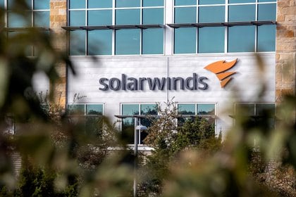 FOTO DE ARCHIVO: El logotipo de SolarWinds en su sede en Austin, Texas, EE. UU., 18 de diciembre de 2020. REUTERS / Sergio Flores 