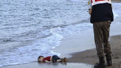 El cuerpo del nene sirio que  sacudió al mundo. (AFP)