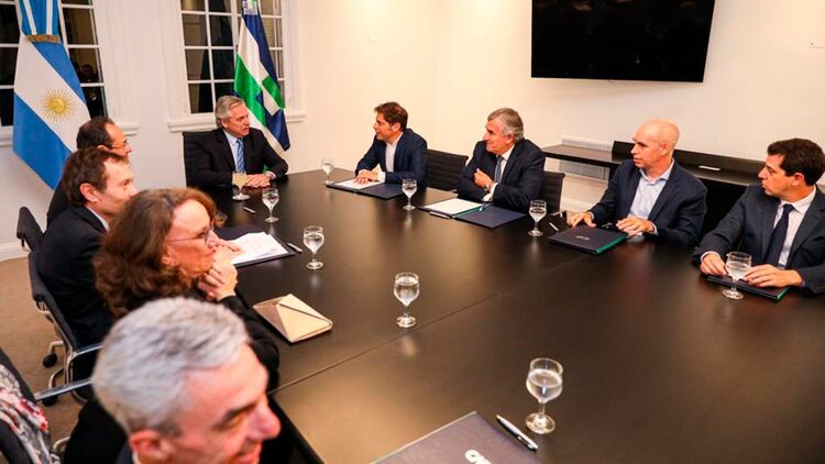 El presidente hace una semana, en Olivos, en compañía de ministros y los gobernadores Axel Kicillof, Gerardo Morales y Horacio Rodríguez Larreta