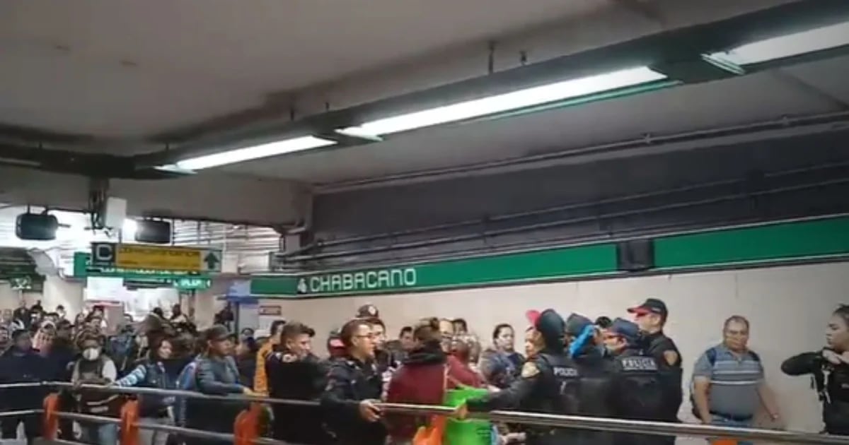 Metro Cdmx As Fue La Batalla Campal Entre Polic As Y Vendedores