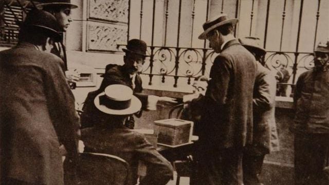 Primera votación con la Ley Sáenz Peña en 1916, que estableció el voto secreto y obligatorio para los inscriptos en el padrón del servicio militar obligatorio.