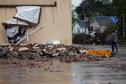 Un hombre pasa por delante de un edificio, dañado por el huracán Laura, al acercarse el huracán Delta en Lake Charles, Louisiana, el 9 de octubre de 2020.  REUTERS/Jonathan Bachman