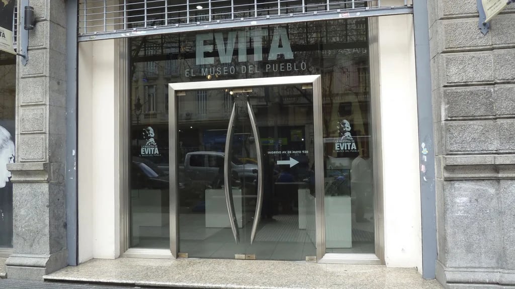 La muestra permanente Evita en la sede de UTHGRA (Av. de Mayo 930) (R.Peiró)