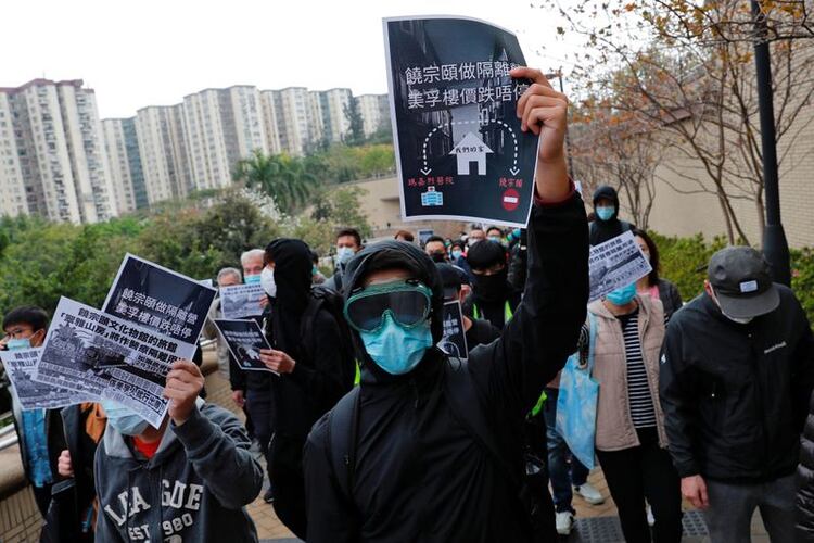 Residentes de Hong Kong marchan para protestar contra el plan del gobierno de establecer un sitio de cuarentena cerca de su comunidad en medio del brote de coronavirus, en Hong Kong. 2 de febrero de 2020. REUTERS/Tyrone Siu