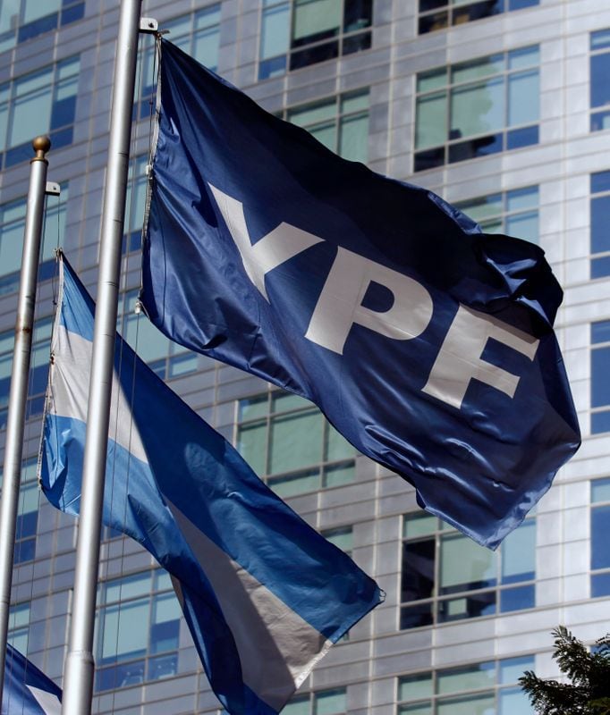 La bandera de la petrolera estatal argentina YPF flamea junto al pabellón nacional en el edificio central de la empresa en Buenos Aires, Argentina (Reuters)