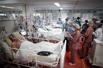 Personal médico trabaja en la UCI del Hospital de M'Boi Mirim, en un suburbio de Sao Paulo, Brasil. EFE/FERNANDO BIZERRA/Archivo
