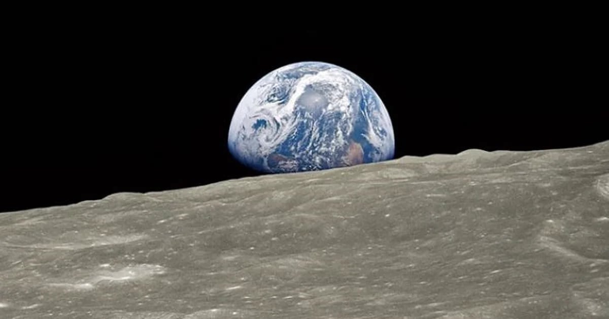 Perché la Luna si sposta ogni giorno un po’ più lontano dalla Terra?