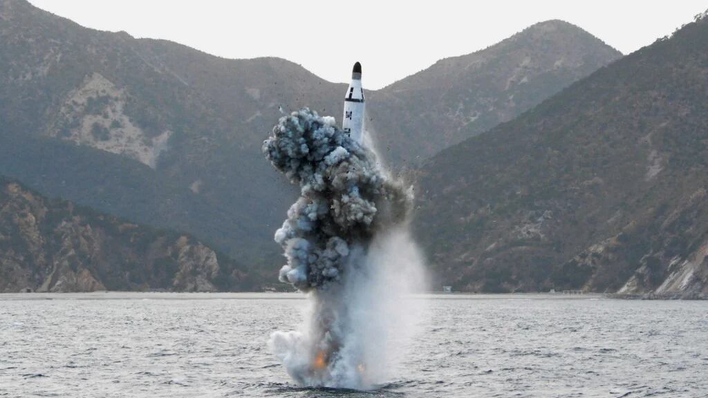 El pimer lanzamiento de un misil desde un submarino norcoreano sucedió en abril (KNCA/Reuters)