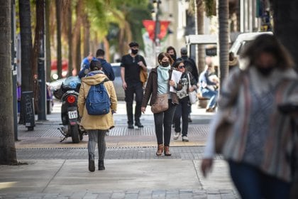 Foto de archivo: Ciudadanos con mascarilla en las calles de Montevideo (PPI / ZUMA PRESS / CONTACTOPHOTO)