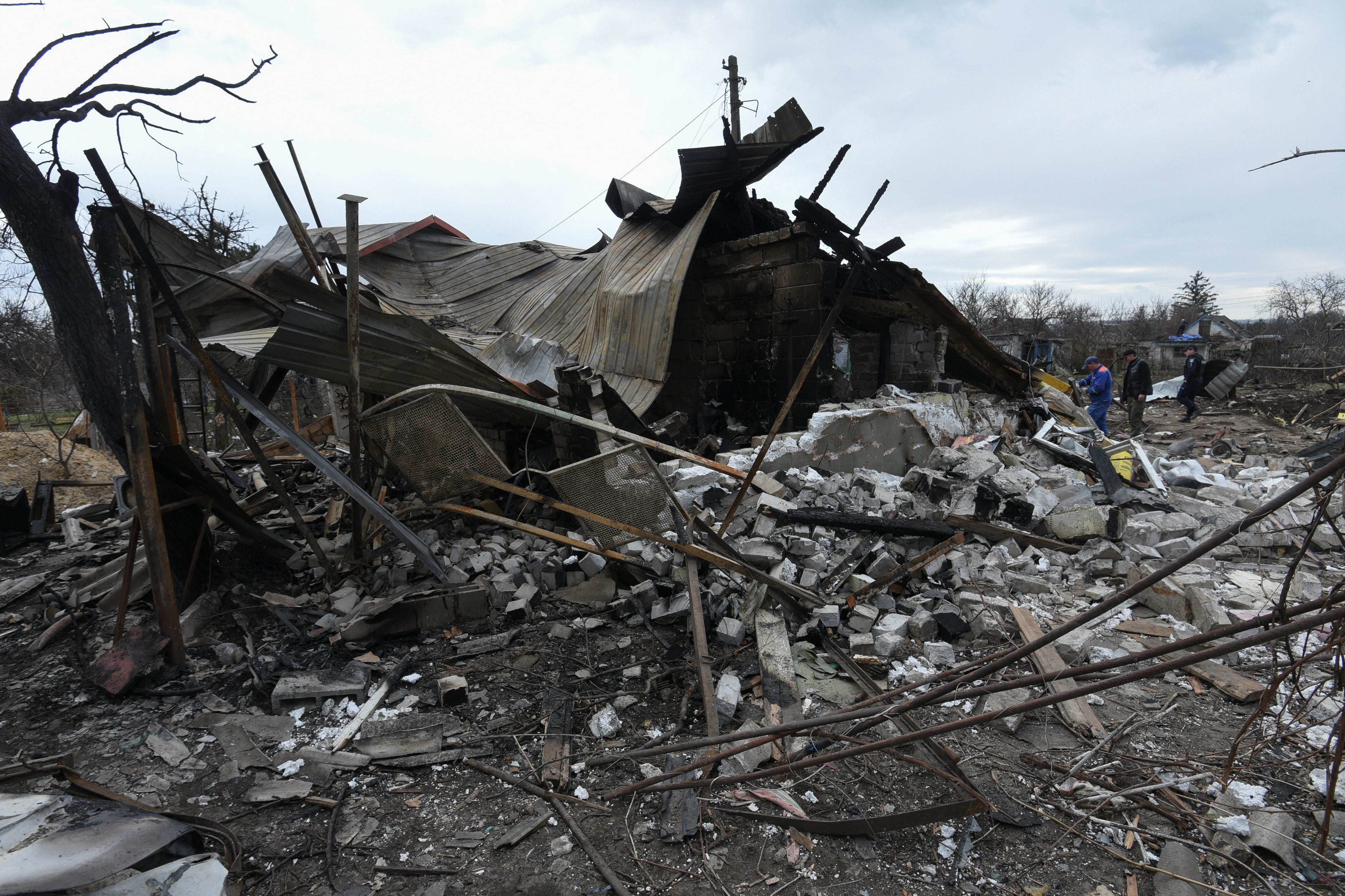 Los trabajadores municipales y un oficial de policía inspeccionan los restos de un edificio residencial destruido durante un ataque ruso con misiles y drones, en medio del ataque de Rusia contra Ucrania, en la ciudad de Kamianske, región de Dnipropetrovsk, Ucrania, el 29 de marzo de 2024. REUTERS/Mykola Synelnykov
